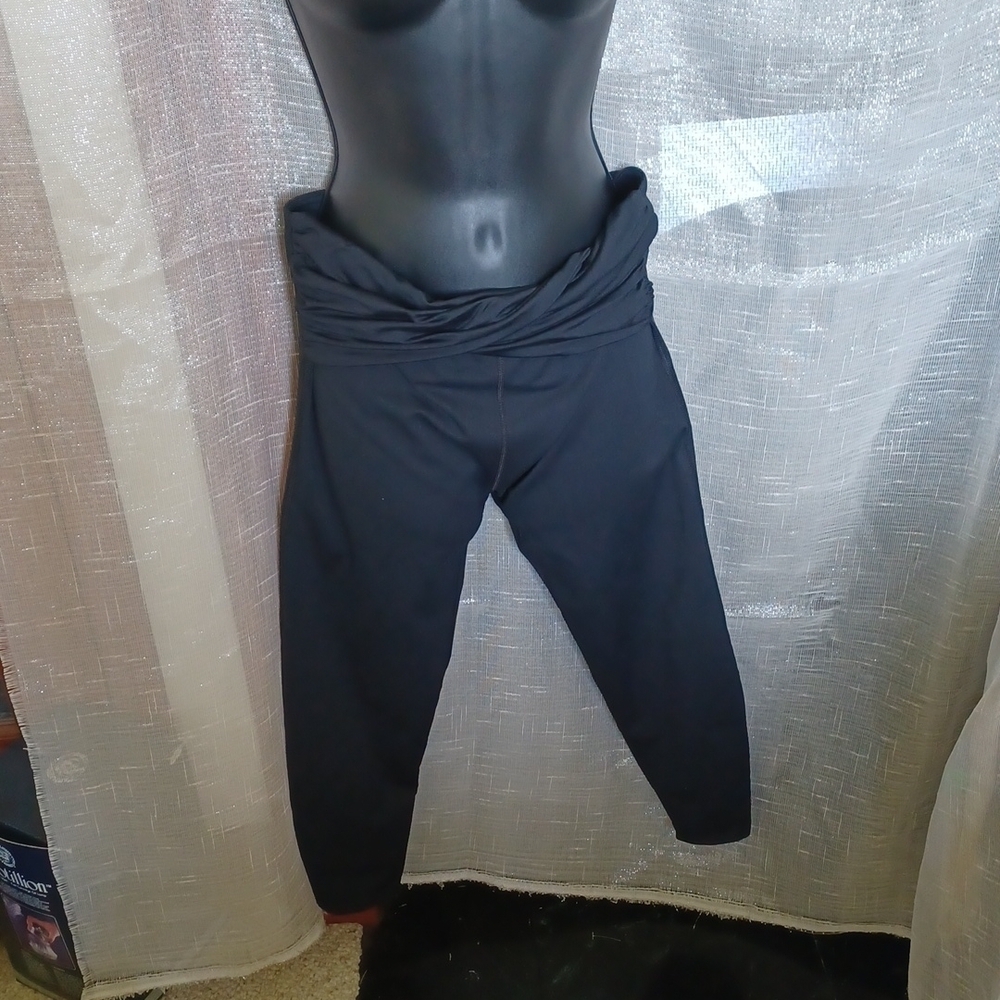 NWT Fabletics Black Waist-Slimming Capri Athletic Leggings